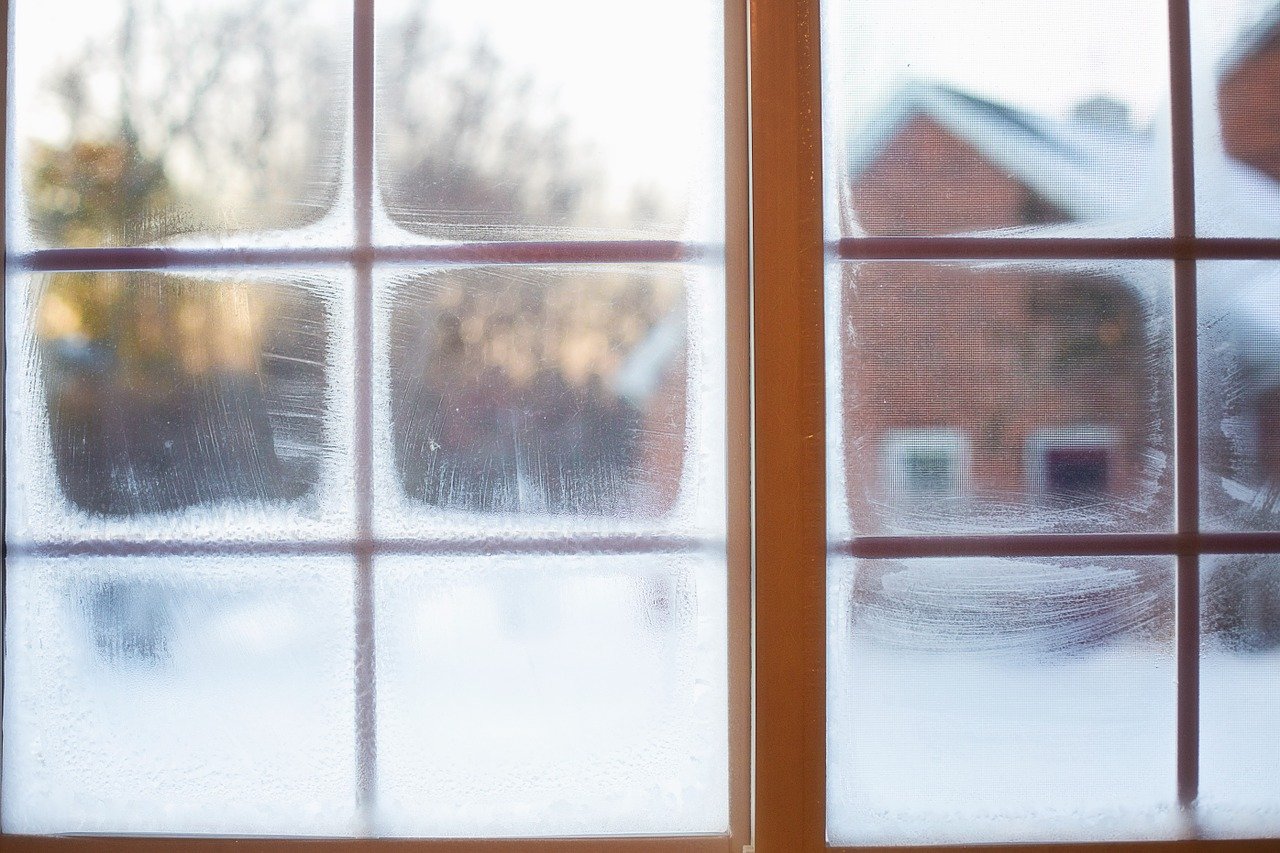 Fenster abdichten innen und außen (Tipps) Mit Acryl oder Silikon?