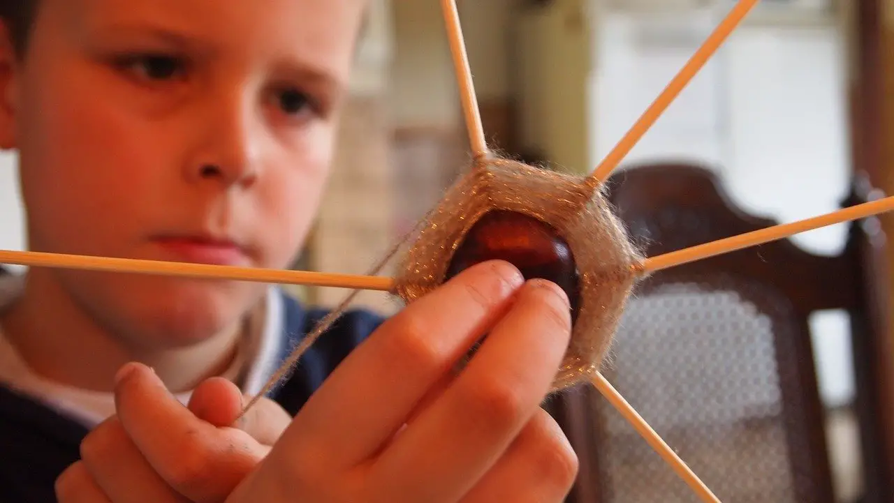 Basteln Junge Kind Kastanie Deko Fensterdeko